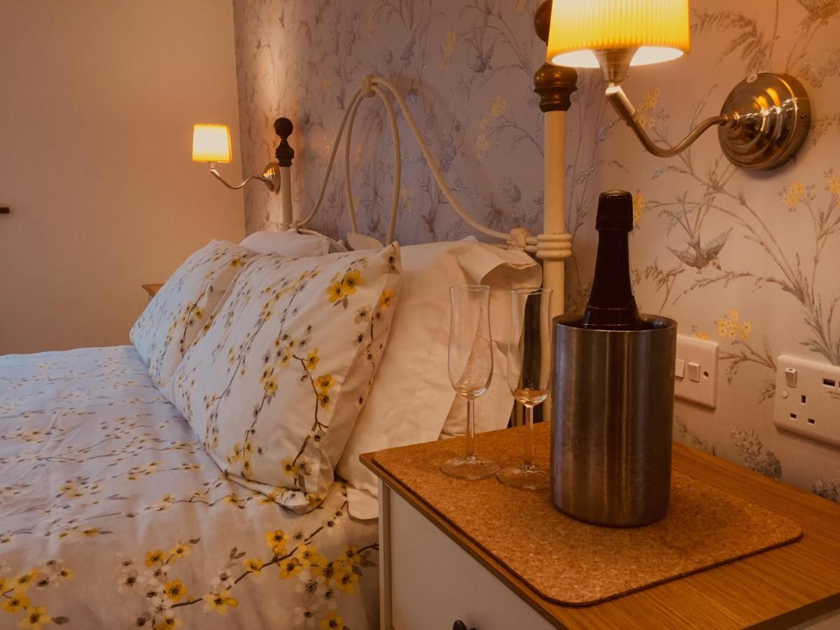 Blyth Lodge B&B เฮลส์เวิร์ธ ภายนอก รูปภาพ